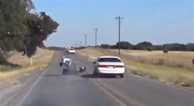 צפו: נהג הוריד אופנוען מהכביש כי עקף בפס הפרדה רצוף