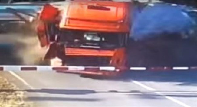 צפו: תאונת רכבת ומשאית, במפתיע נהג המשאית יצא ללא פגע