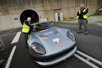 במכונית דרך ה-Channel Tunnel: ג'ון סרטיס עושה (עוד) היסטוריה