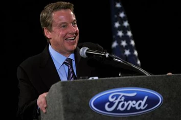 ביל פורד ישוב לקבל שכר; GM וקרייזלר תורמות (לעצמן)
