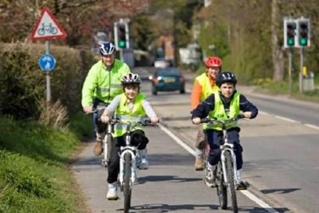 שר התחבורה יבחן הגבלת תנועת אופניים בכבישים