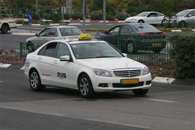 קנס של 19,000 שקלים לנהג מונית שירק על נוסעת