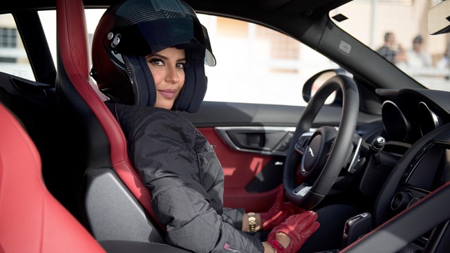 לראשונה בערב הסעודית: נהגת על מסלול המרוצים
