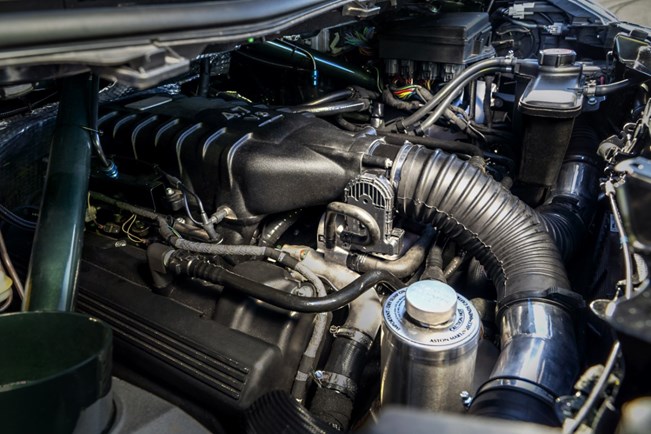 מטופש וחינני: מיני אסטון מרטין עם מנוע V8