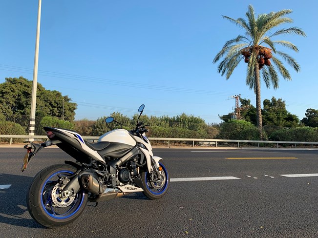 רוכבים על סוזוקי GSX1000S