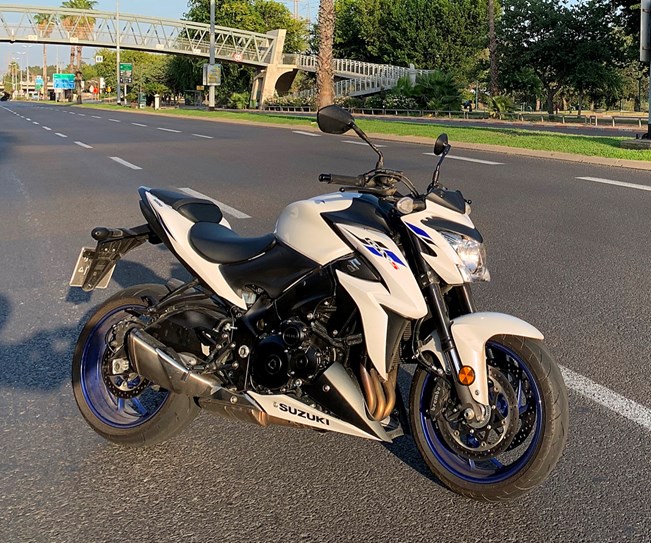 רוכבים על סוזוקי GSX1000S