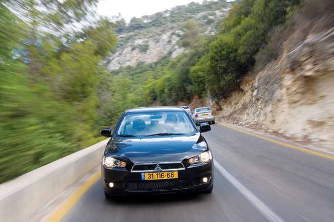 מבחן השוואתי: מיצובישי לאנסר מול הונדה סיוויק