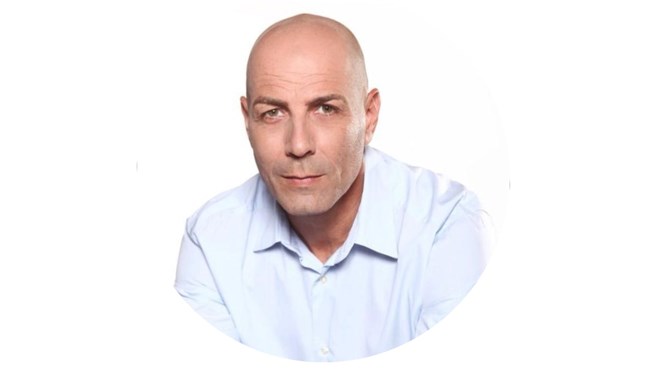 על הקו עם ניר דקל