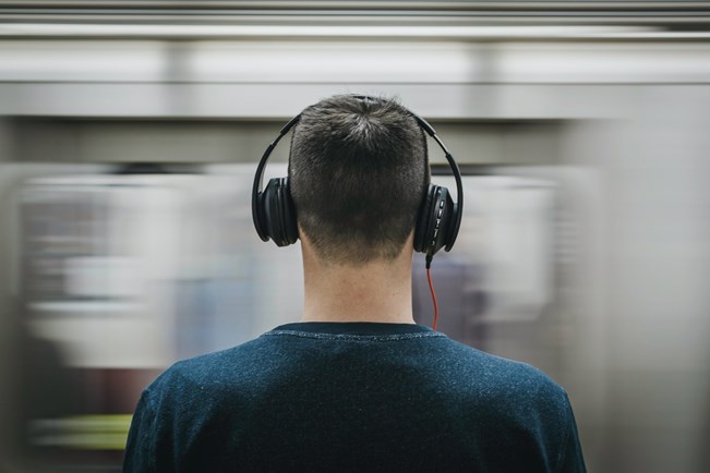 אוזניות ברכבת