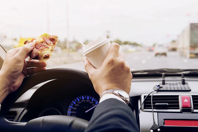 אוכל ושתיה במהלך נהיגה