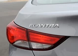 Hyundai-Elantra-2011-10.jpg