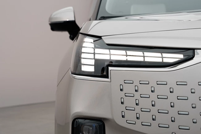 וולוו מציגה את EM90: מיניוואן חשמלי בגודל מלא