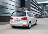 Volkswagen-Touran-2012-03.jpg