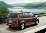 Volkswagen-Touran-2011-02.jpg