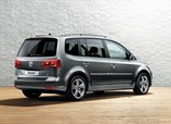 Volkswagen-Touran-2010-04.jpg