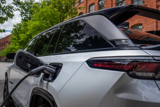 ג'יפ ואגוניר S נחשף רשמית: רכב פנאי חשמלי חדש עם 600 כ"ס