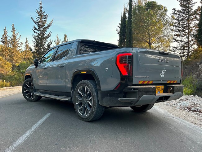 GMC סיירה EV דנאלי - מבחן דרכים
