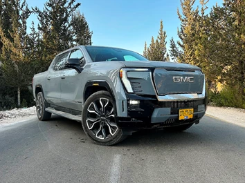 GMC סיירה EV דנאלי - מבחן דרכים