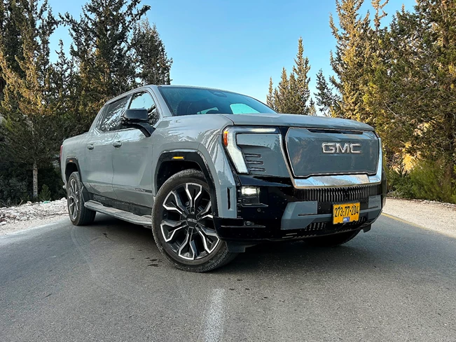 GMC סיירה EV דנאלי - מבחן דרכים
