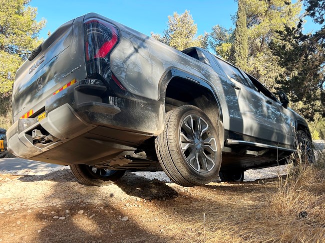 GMC סיירה EV דנאלי - מבחן דרכים