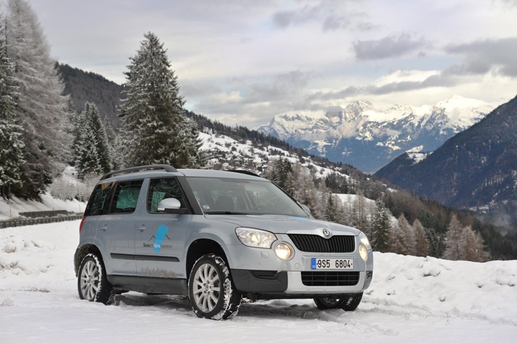 Зимний экран шкода йети. Skoda Yeti зима. Шкода Йети 2010 на природе. Skoda Yeti зимой. Шкода Йети около коттеджа.